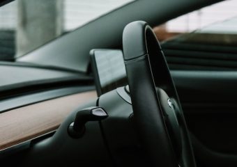 Schade aan de voorruit: Wat te doen als uw auto een steenslag krijgt